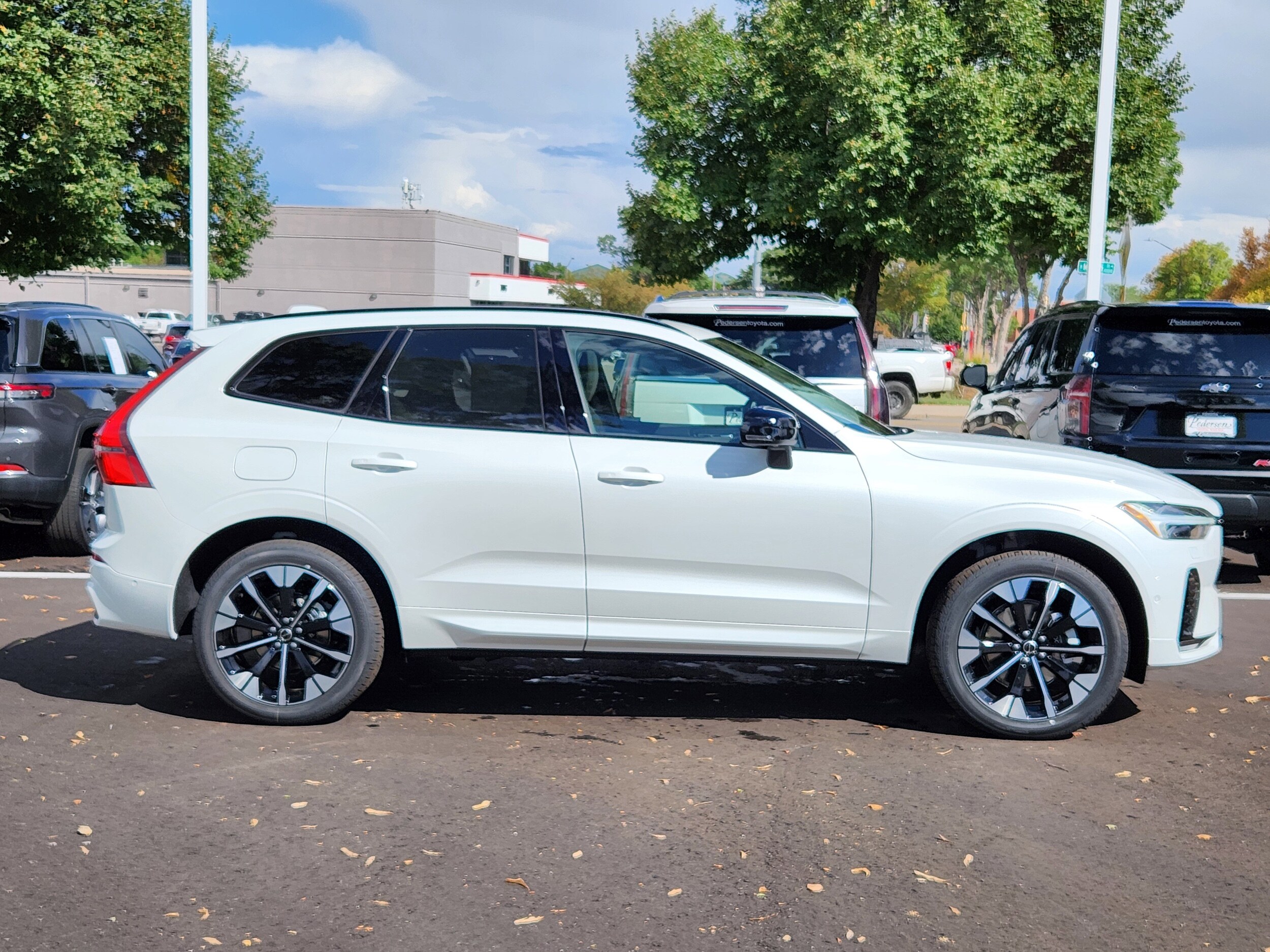 2026 Volvo XC60 B5 Plus photo 2
