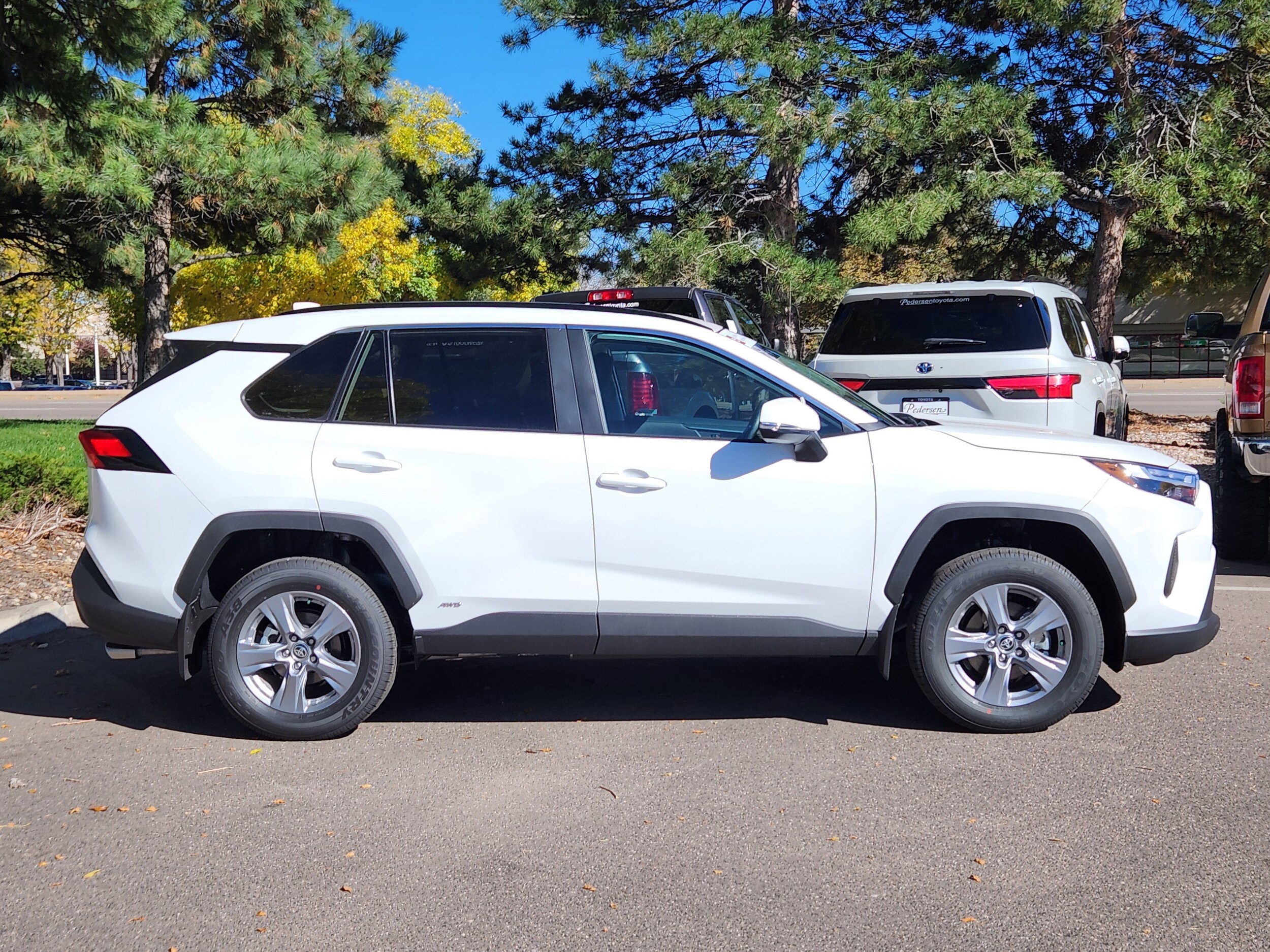 2025 Toyota RAV4 Hybrid XLE photo 2