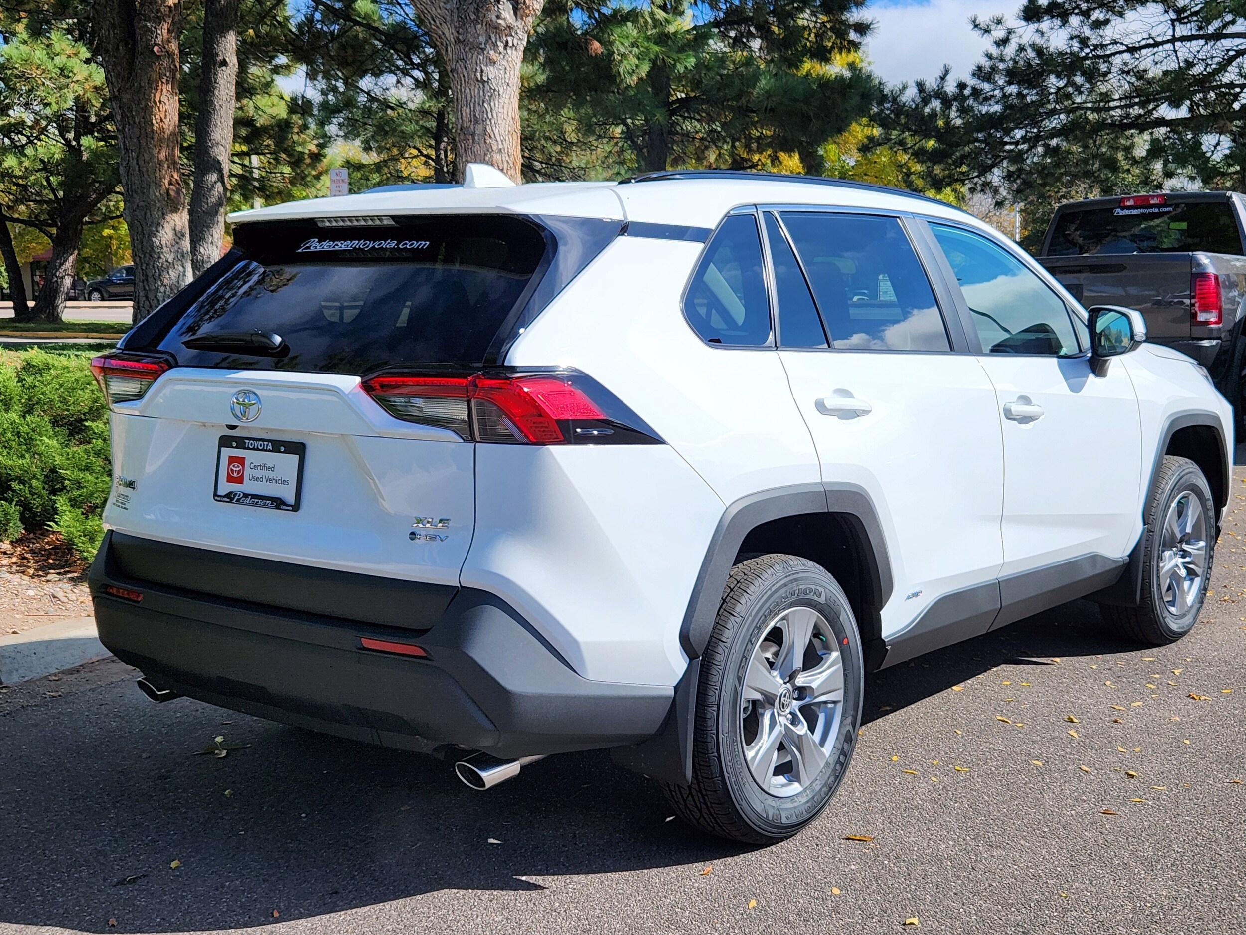 2025 Toyota RAV4 Hybrid XLE photo 3