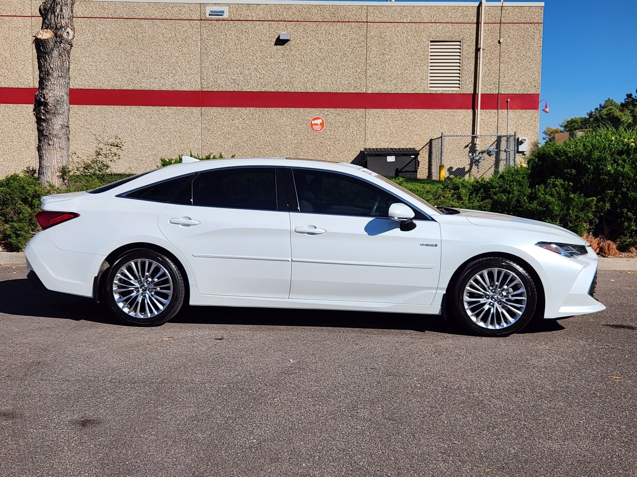 2019 Toyota Avalon Hybrid Limited photo 2