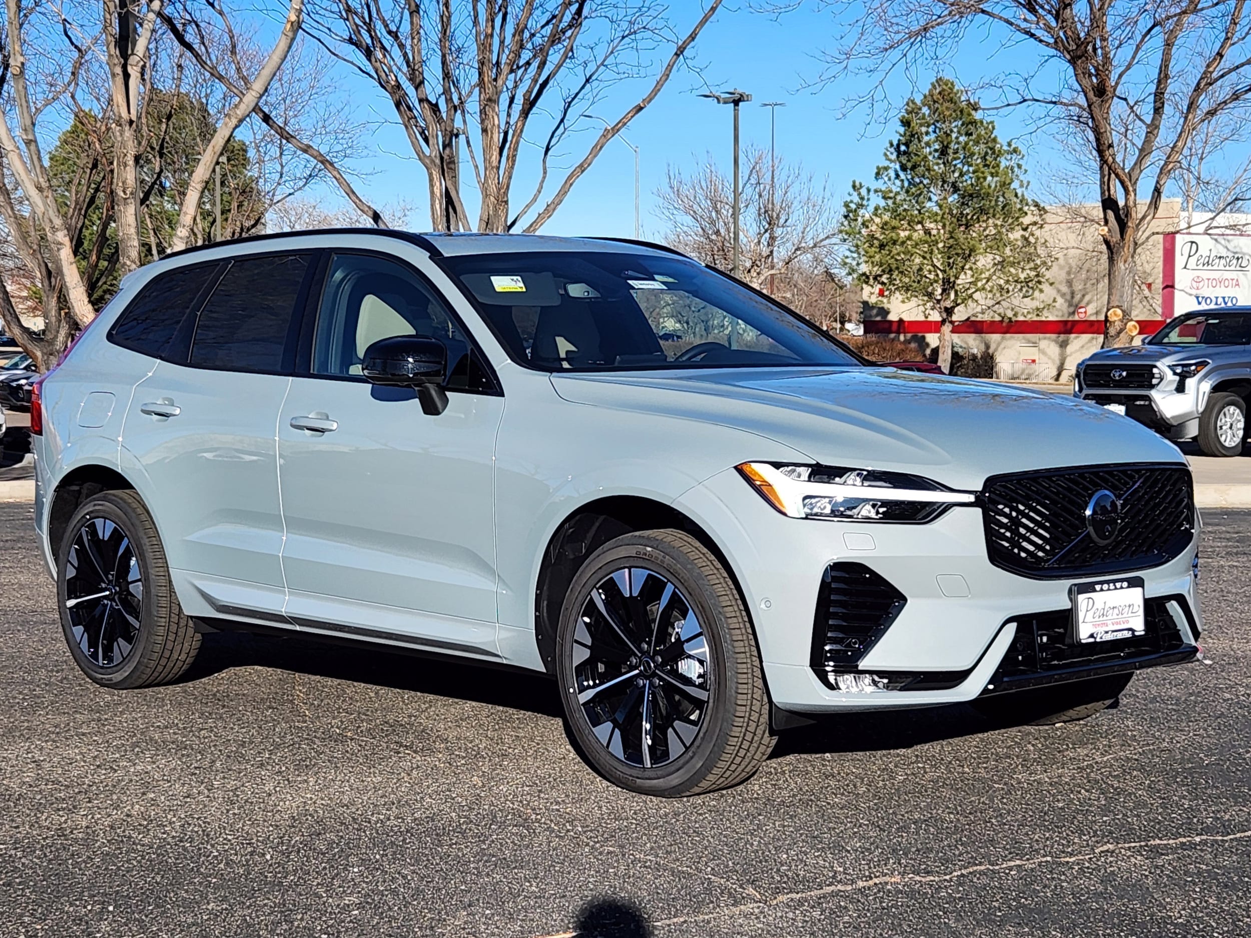 2026 Volvo XC60 Plus's photo