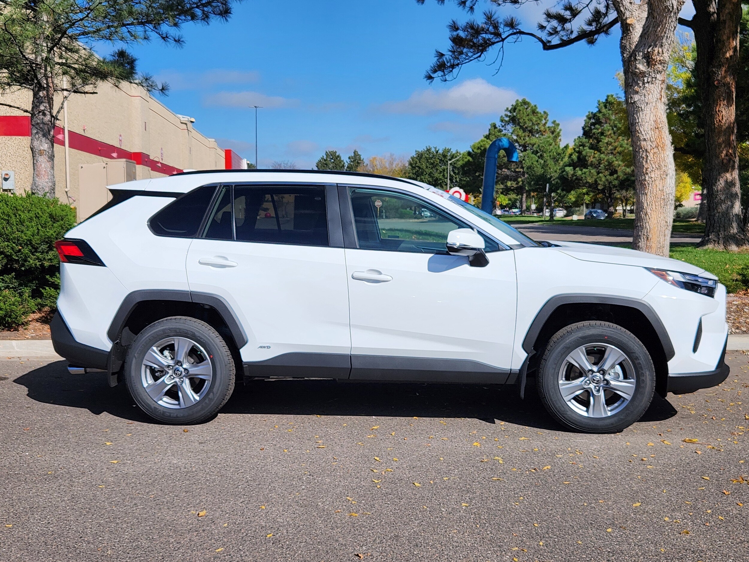 2025 Toyota RAV4 Hybrid XLE photo 2