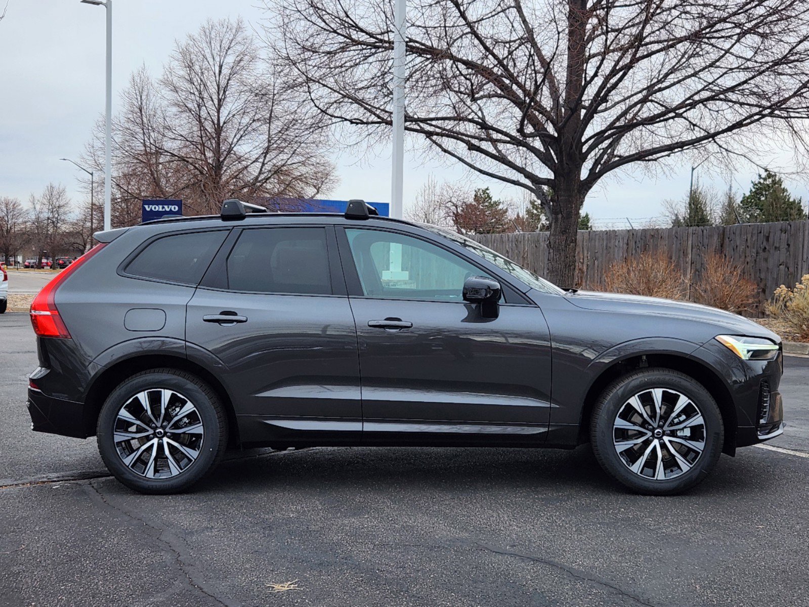 2025 Volvo XC60 B5 Core photo 2