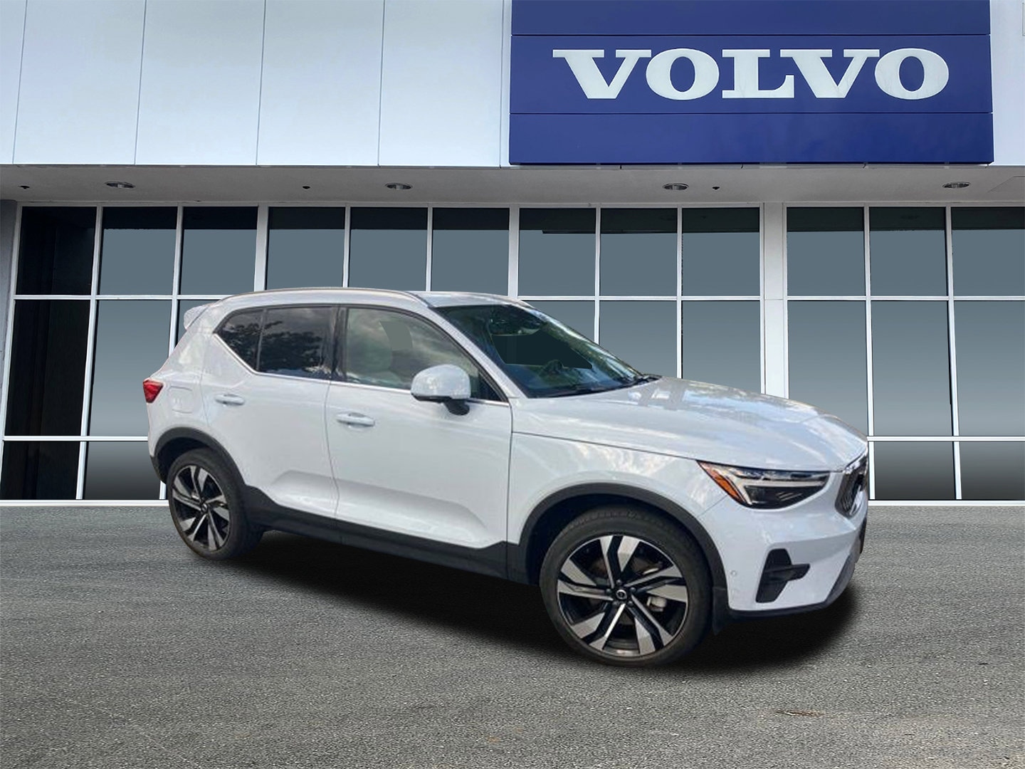 2024 Volvo XC40 B5 Ultimate Bright AWD's photo
