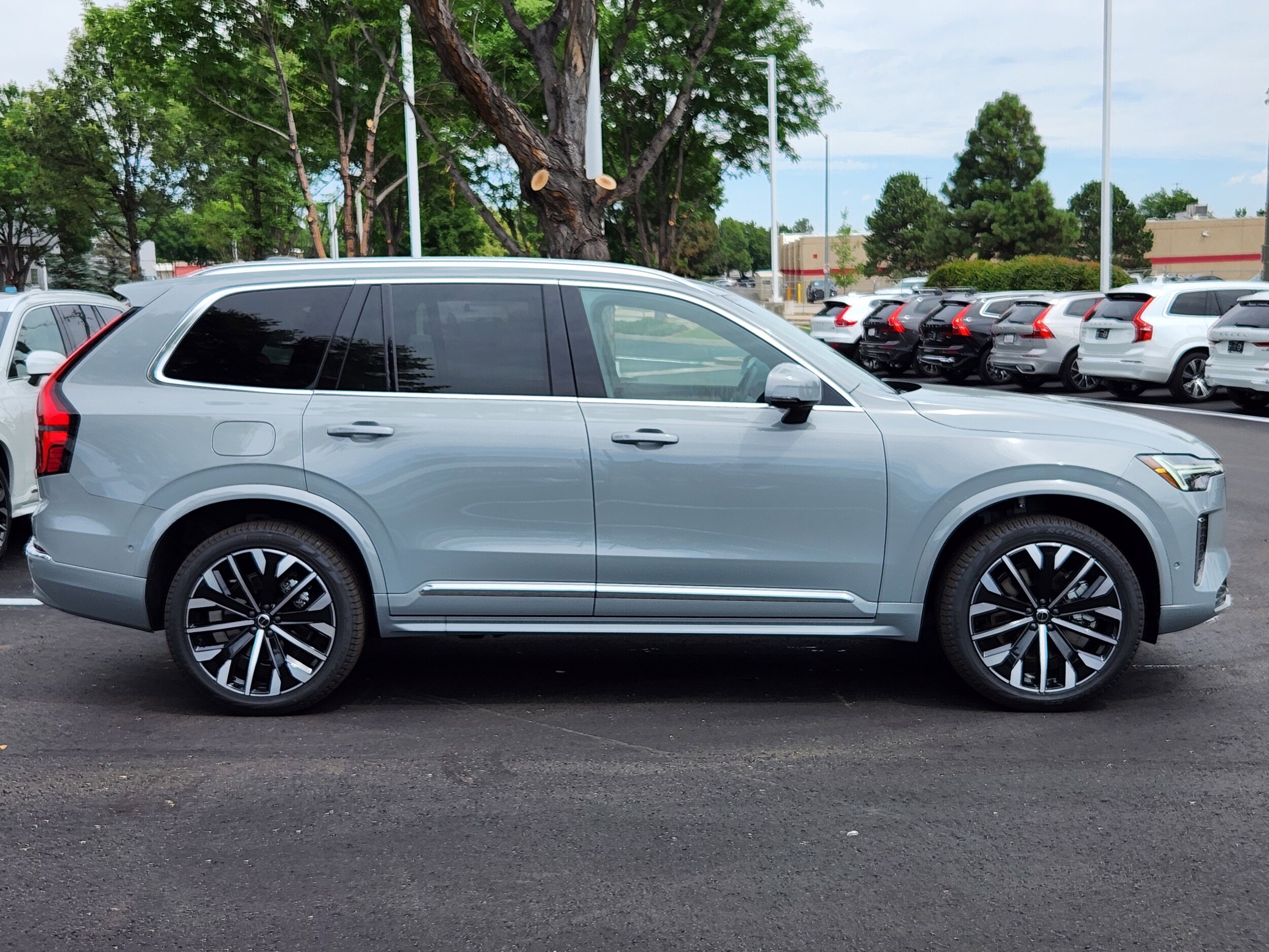 2026 Volvo XC90 T8 Plus photo 2