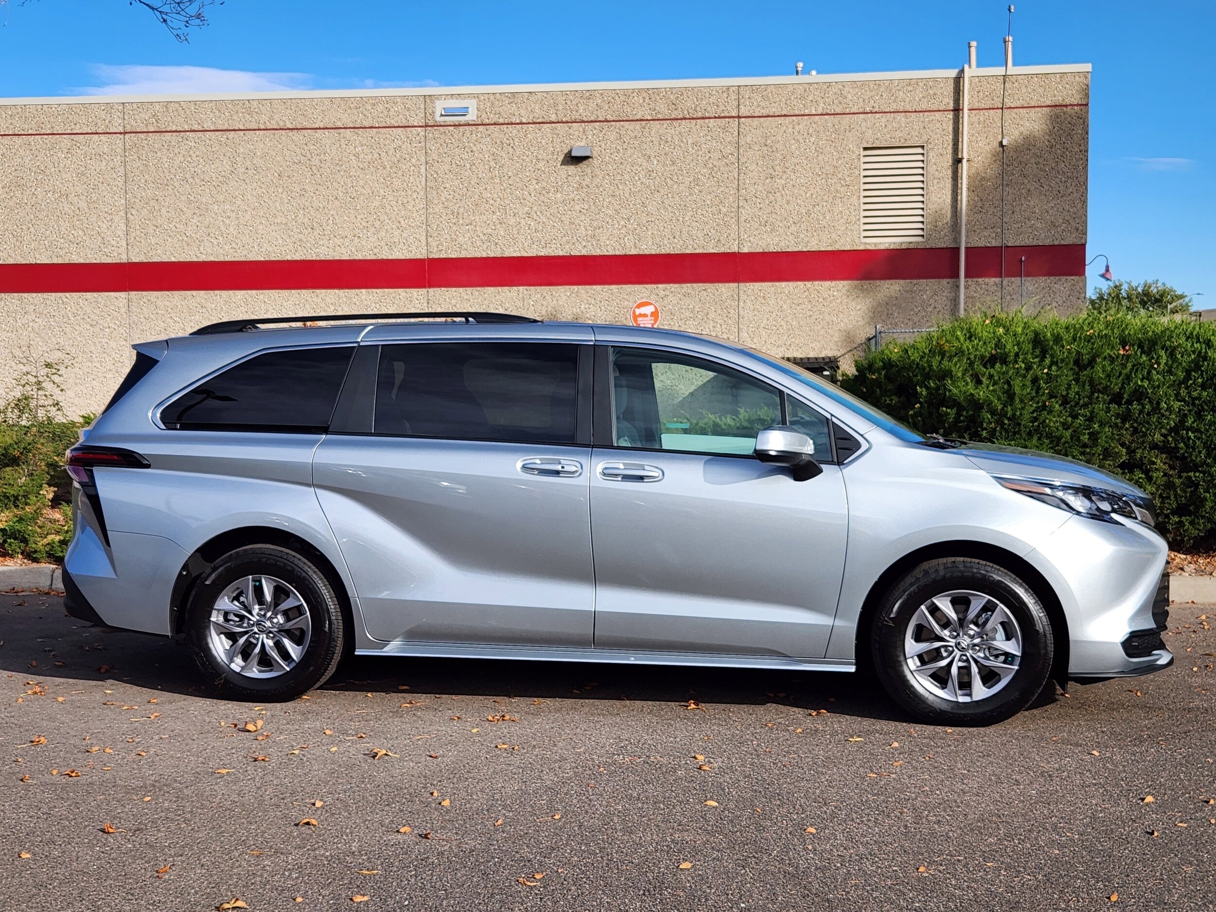 2025 Toyota Sienna LE photo 2