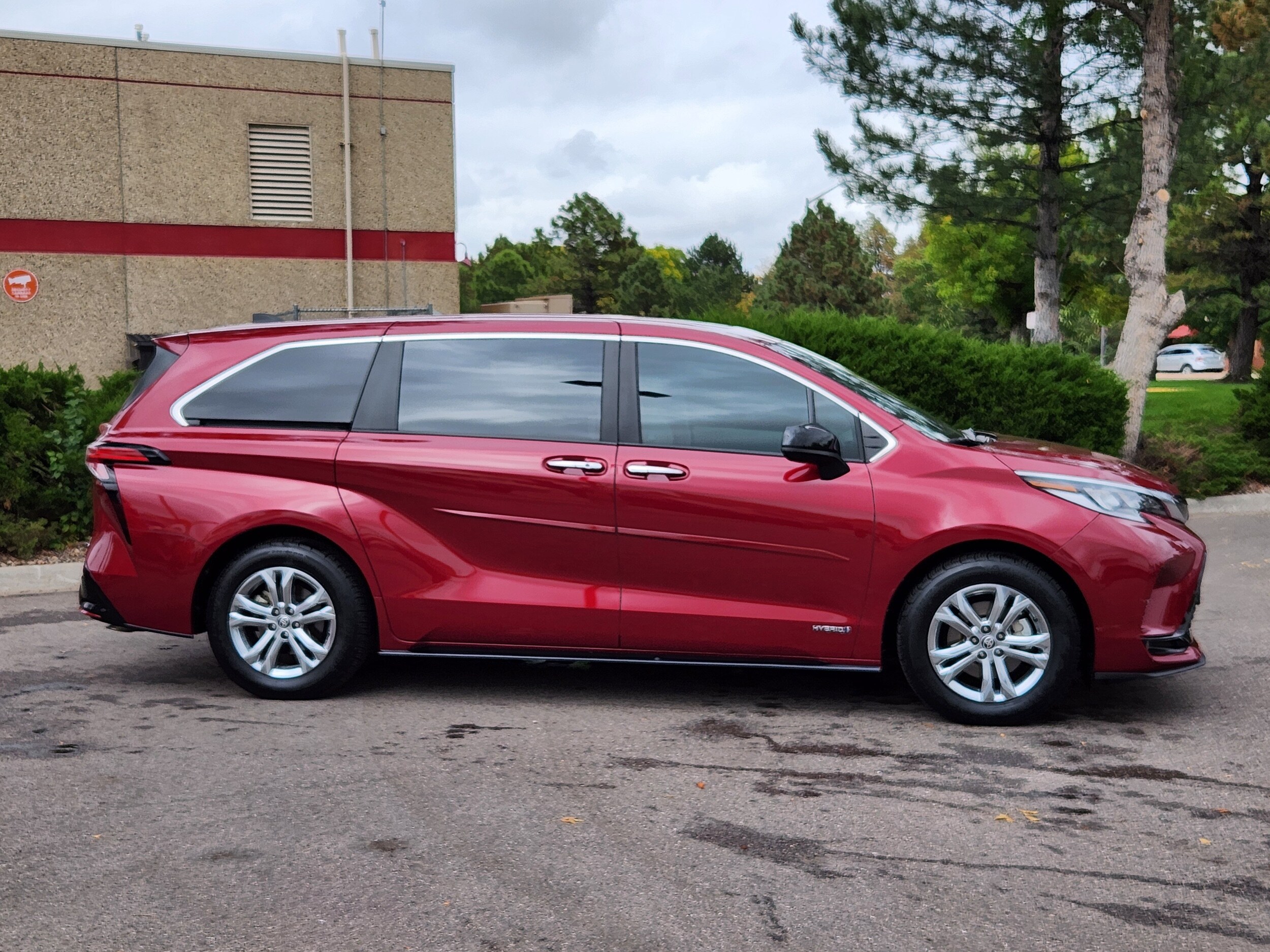 2021 Toyota Sienna XSE photo 2