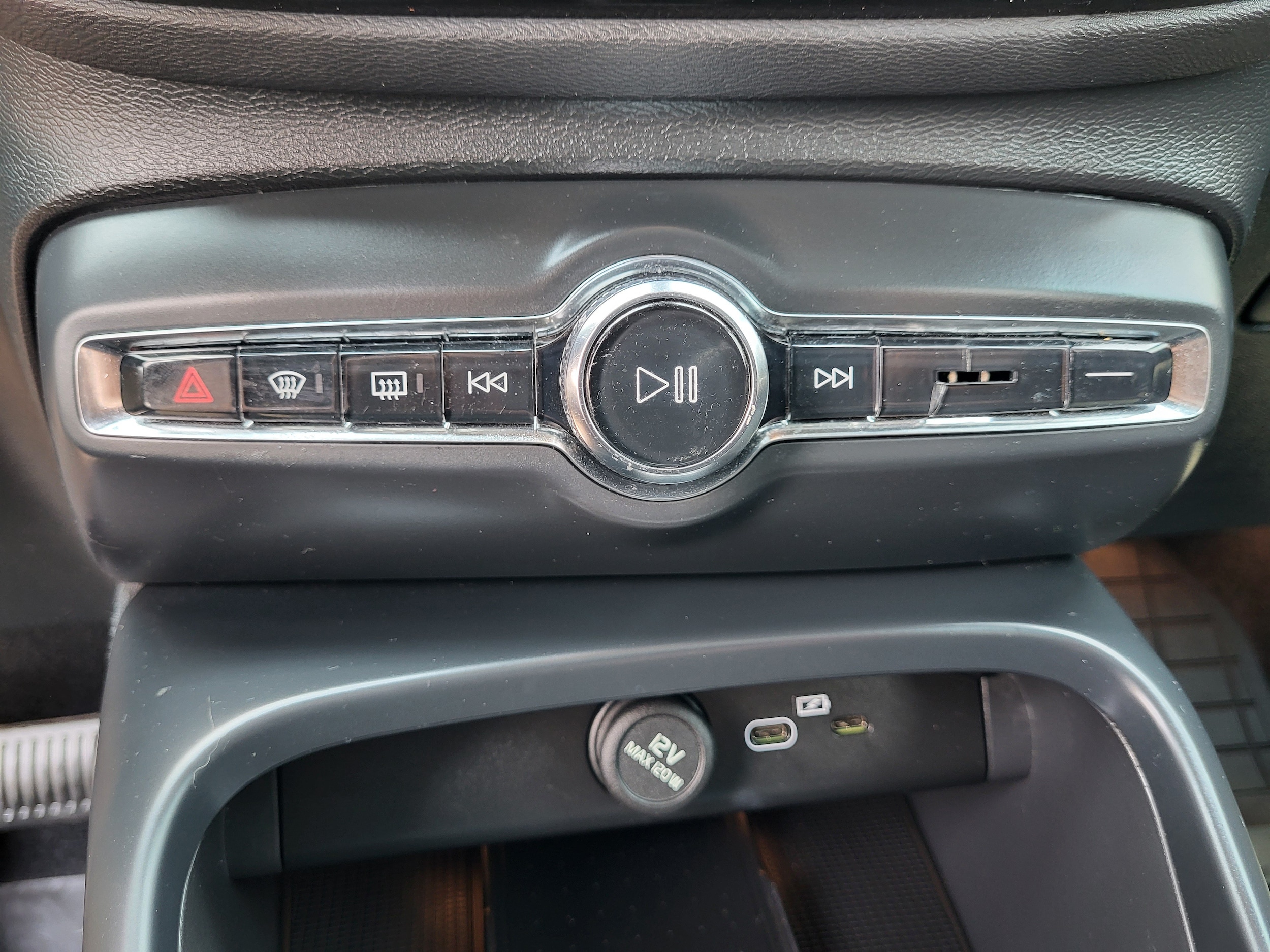 2023 Volvo XC40 Ultimate - Photo 17