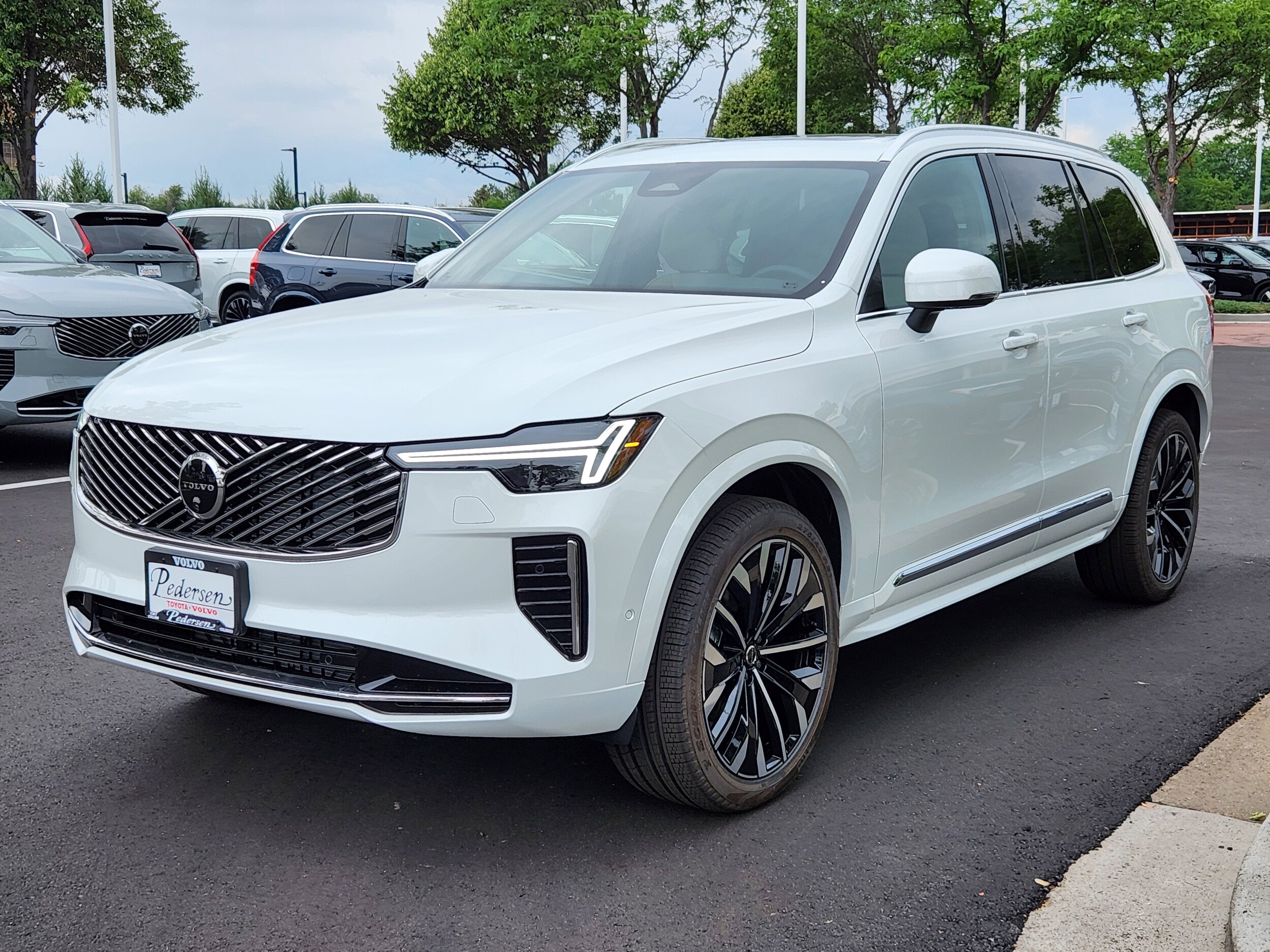 2026 Volvo XC90 B5 Plus photo 2