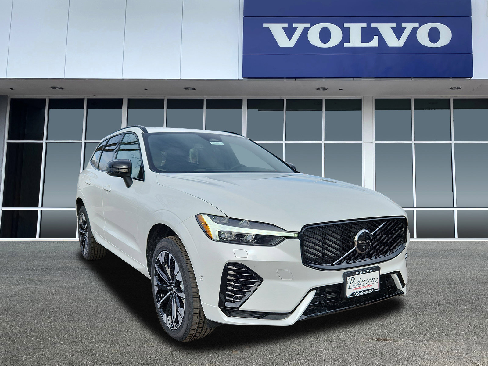 2026 Volvo XC60 Plus's photo