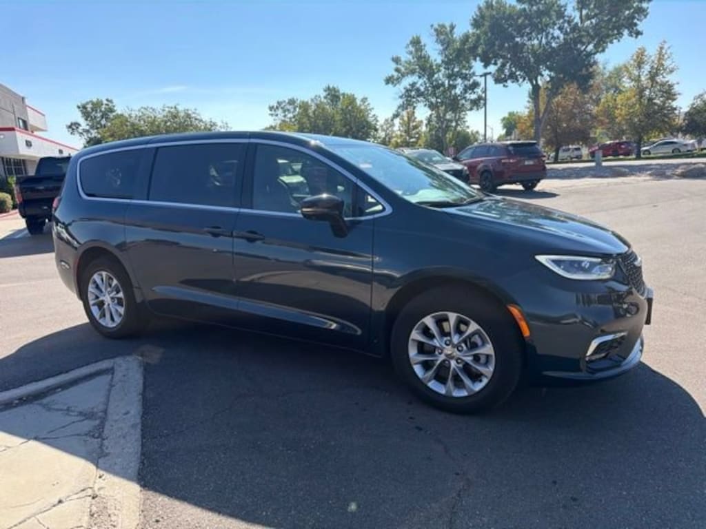 Used 2025 Chrysler Pacifica Select Van Passenger Van