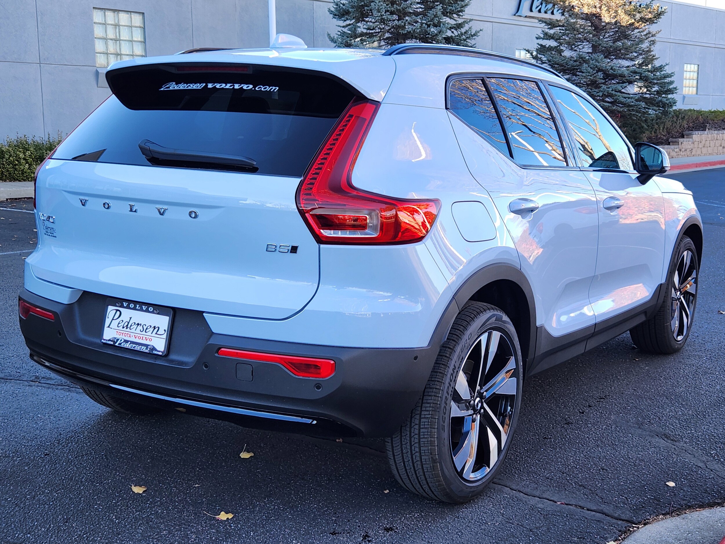 2026 Volvo XC40 photo 2