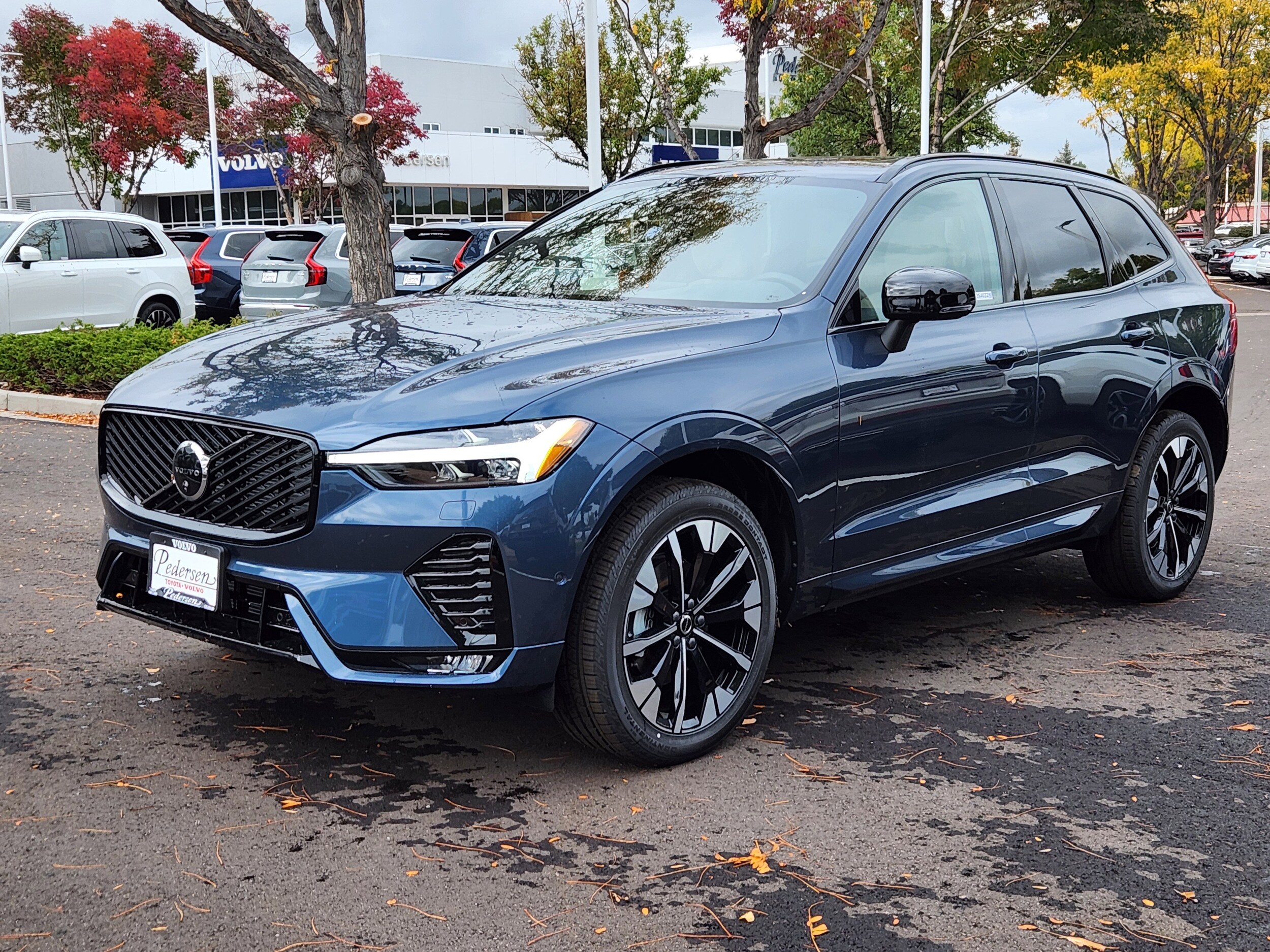 2026 Volvo XC60 B5 Plus photo 3