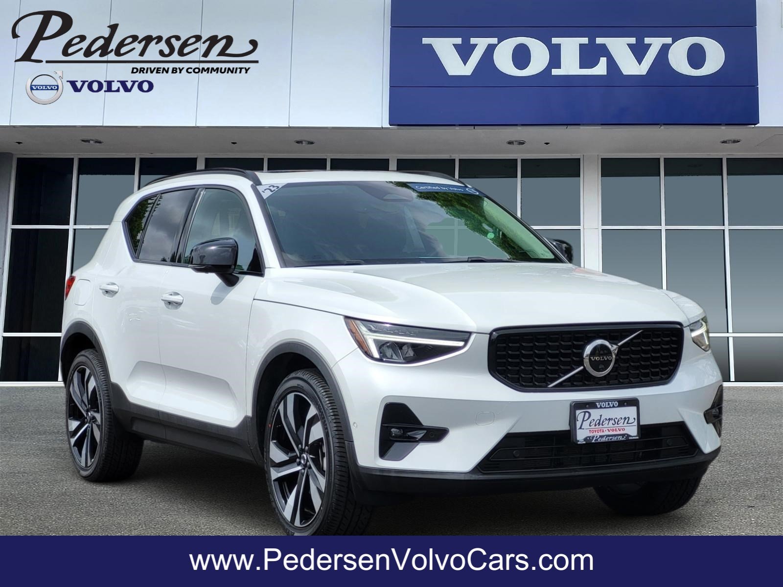 2023 Volvo XC40 B5 Plus Dark AWD's photo