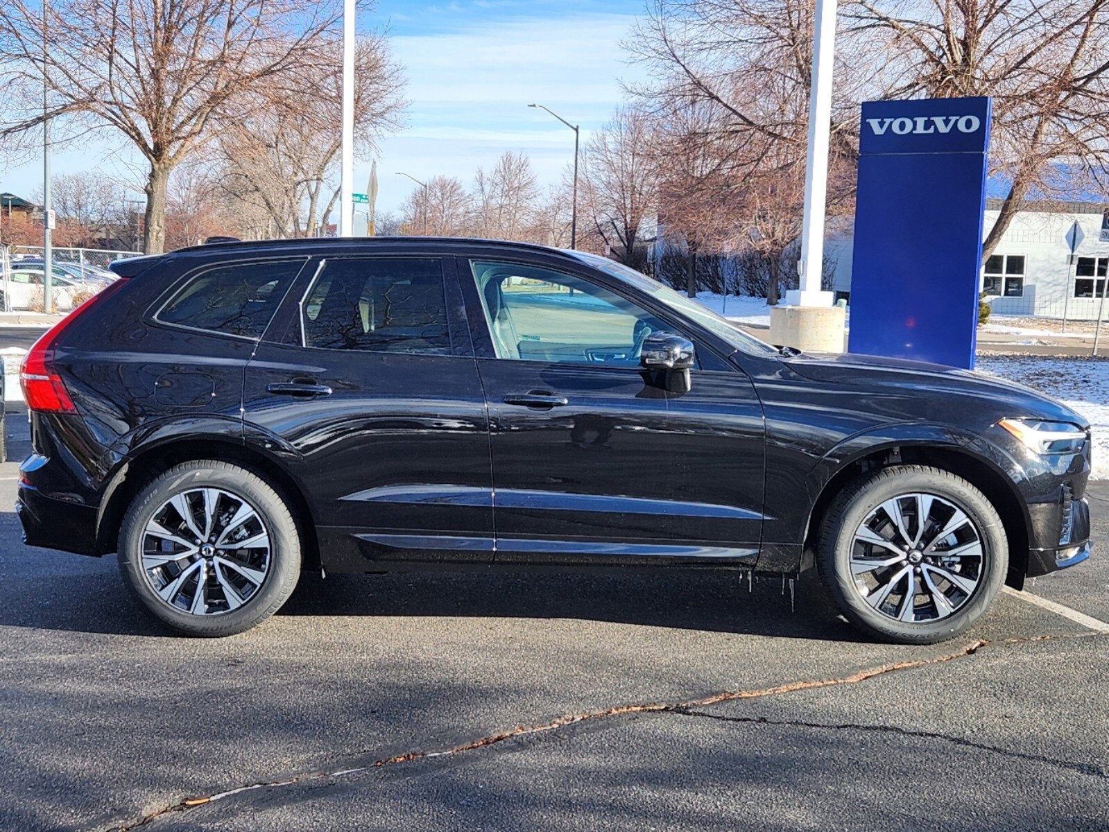 2025 Volvo XC60 B5 Core photo 2