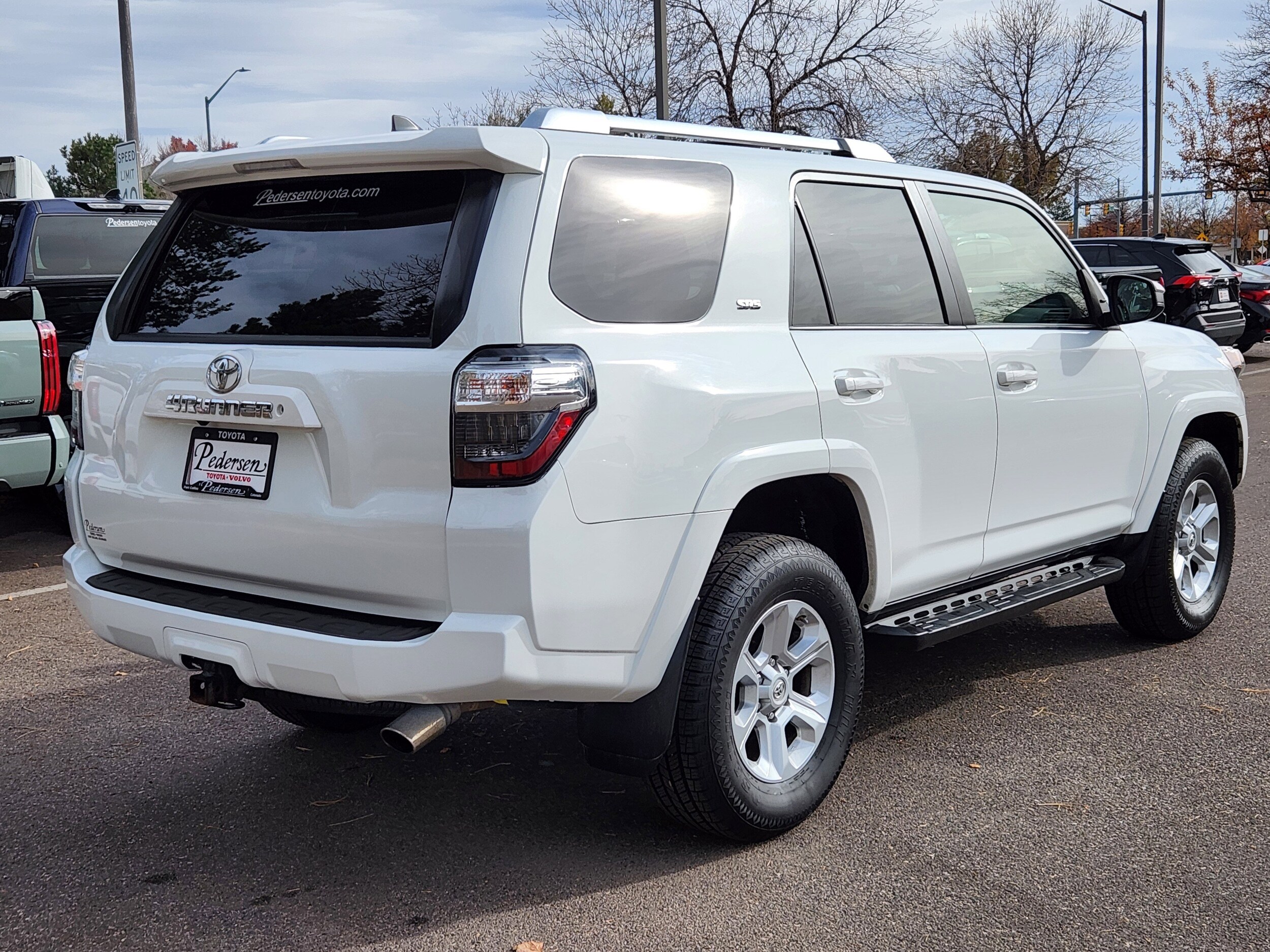 2017 Toyota 4Runner SR5 photo 2
