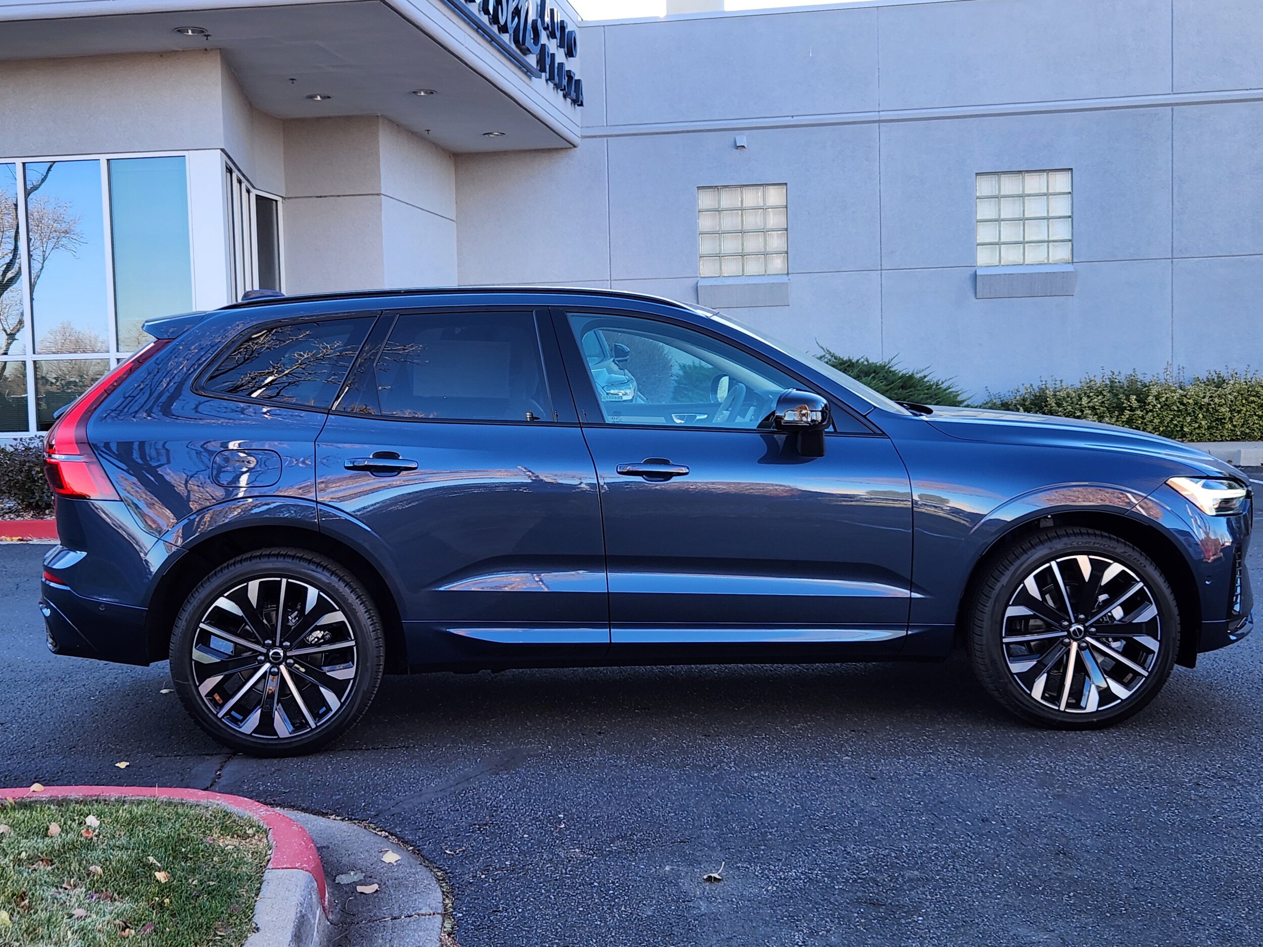 2026 Volvo XC60 B5 photo 2