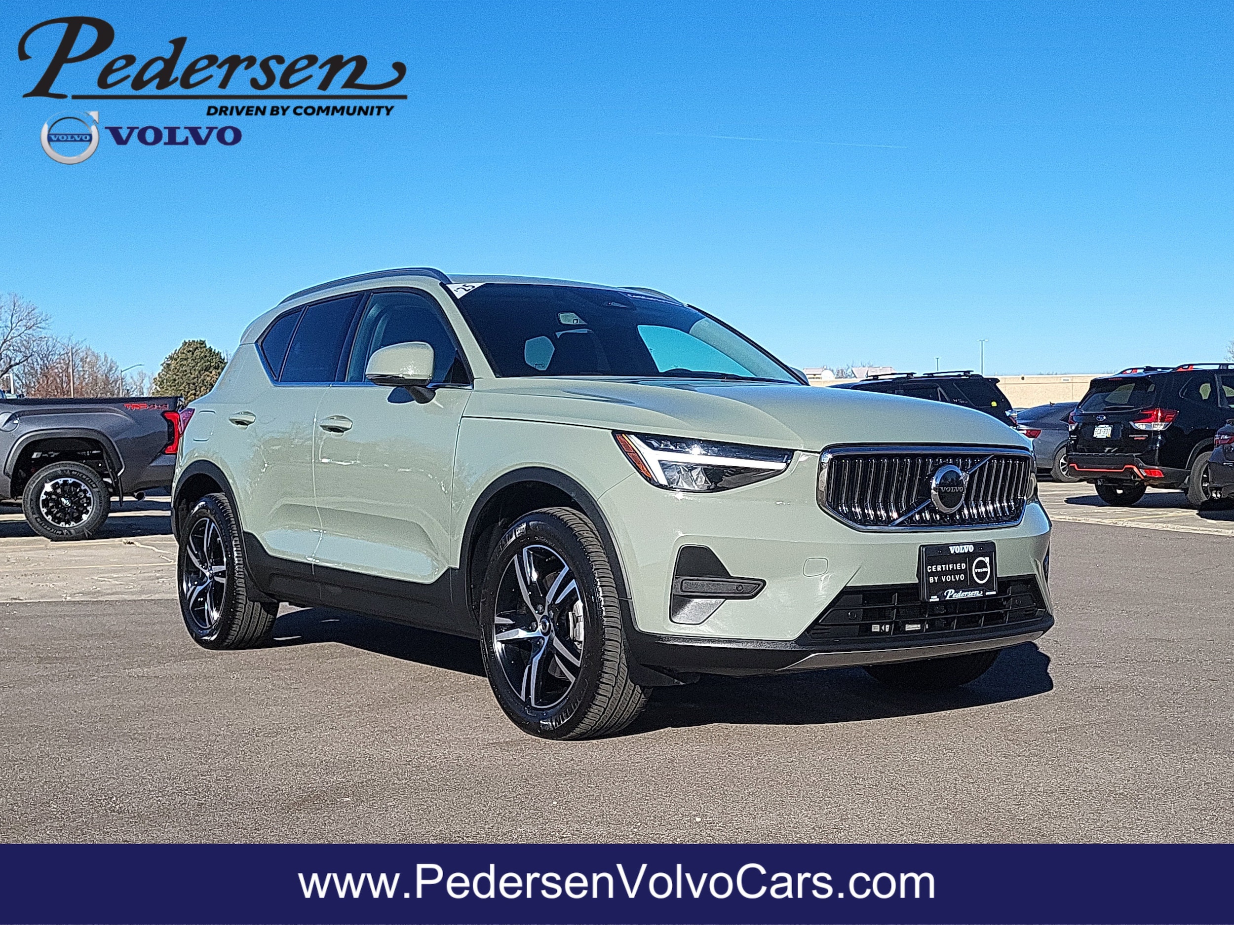 2025 Volvo XC40 Core's photo