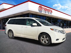 2017 Toyota Sienna LE 8 Passenger Van 2669001B