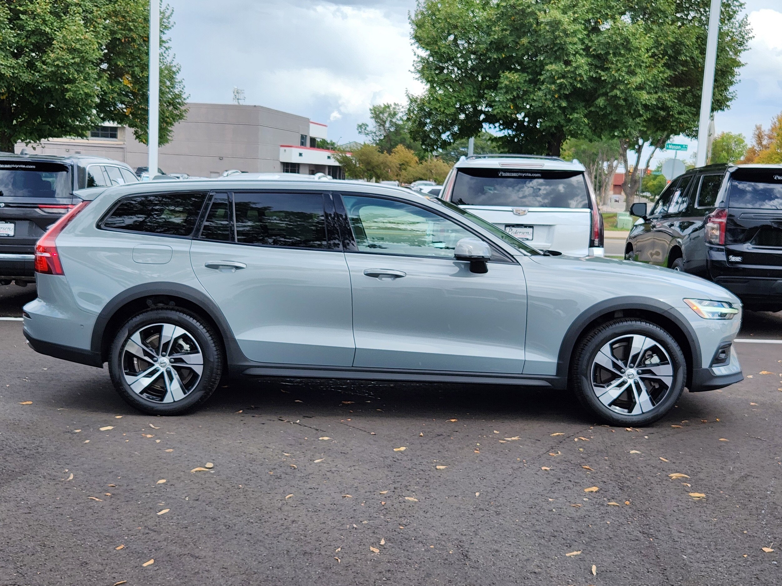 2024 Volvo V60 Cross Country B5 Plus photo 2