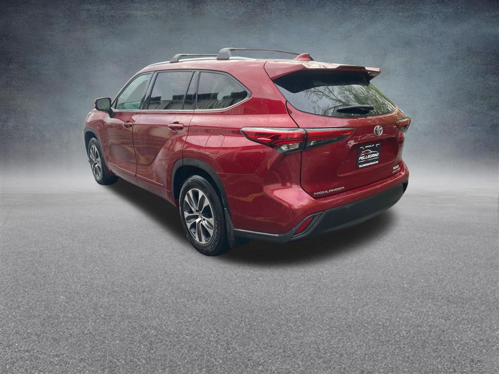 2022 Toyota Highlander XLE photo 3