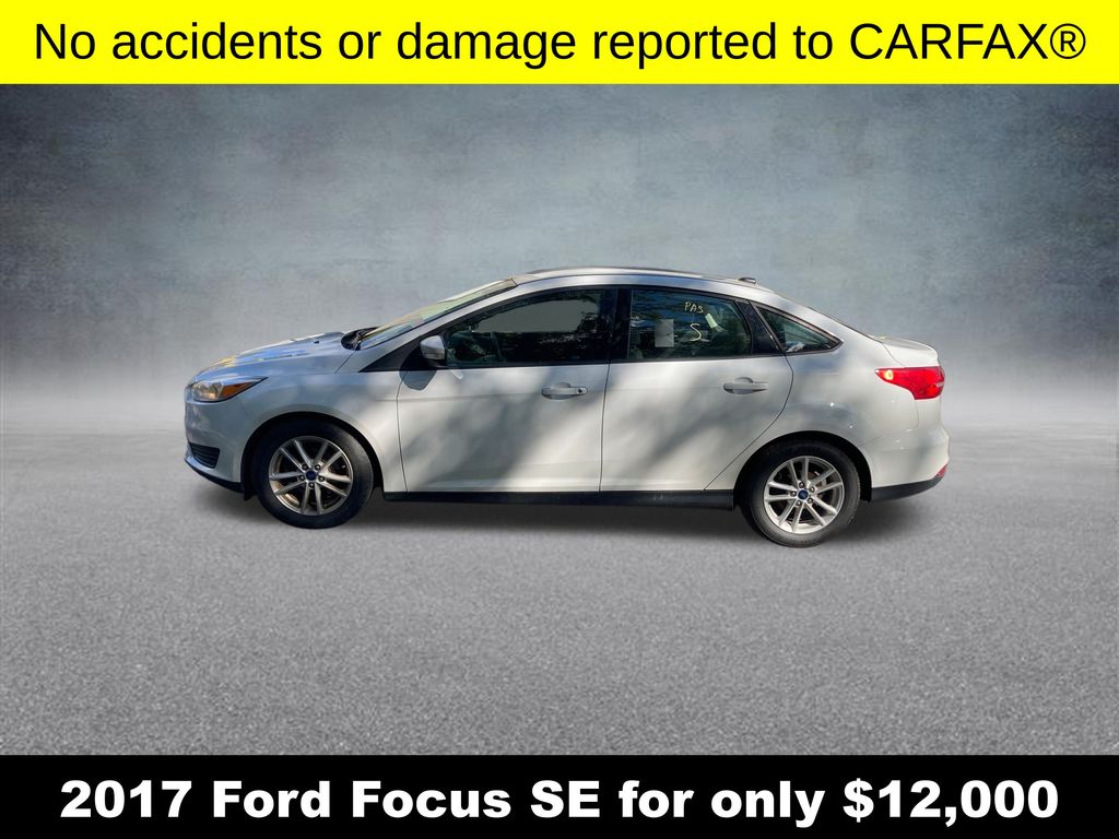 2017 Ford Focus SE photo 2
