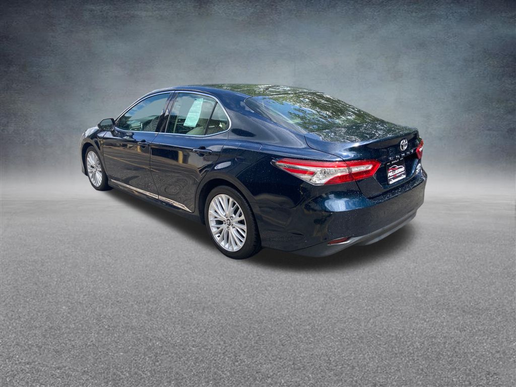 2018 Toyota Camry XLE photo 3