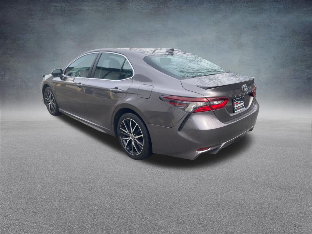 2021 Toyota Camry SE photo 3