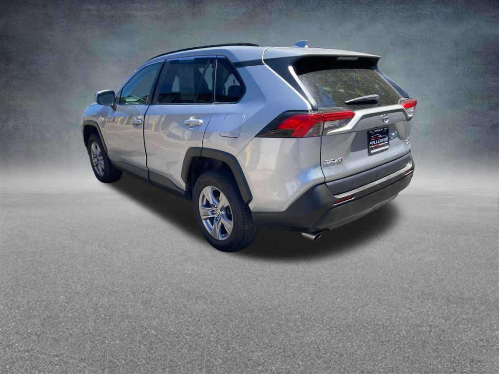 2022 Toyota RAV4 XLE photo 3