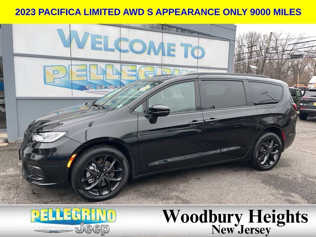 Used 2023 Chrysler Pacifica Limited Minivan/Van