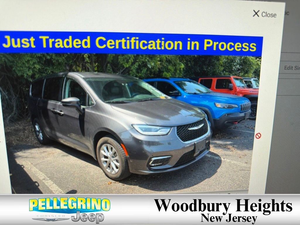 Used 2023 Chrysler Pacifica Touring L Minivan/Van