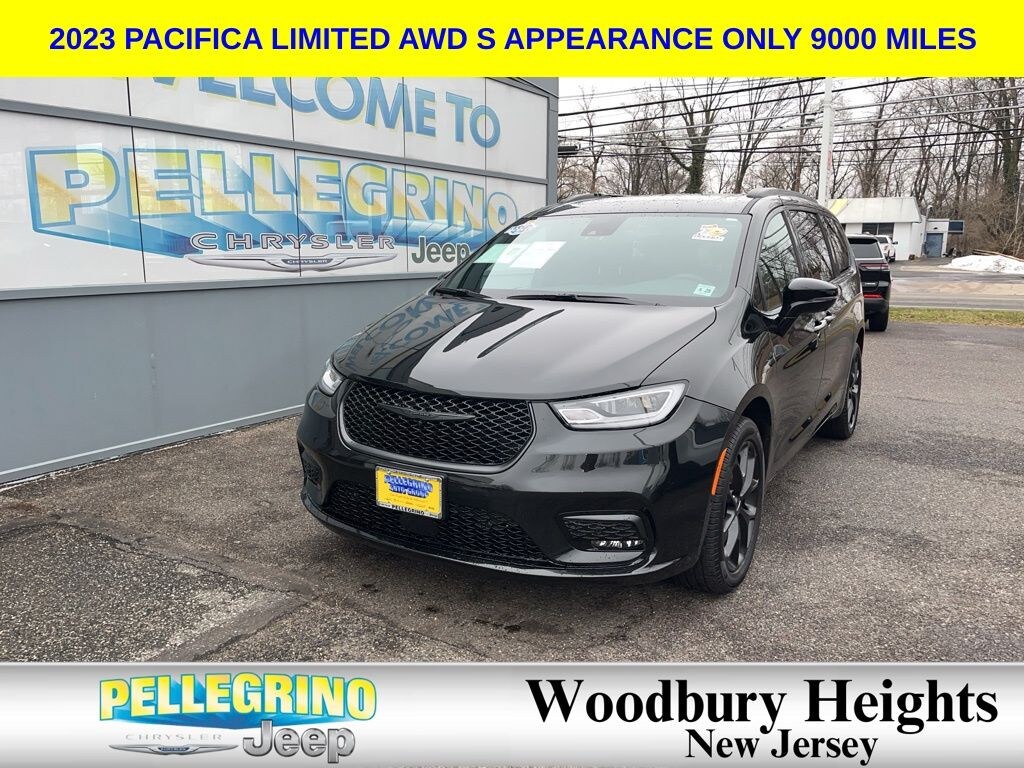 Used 2023 Chrysler Pacifica Limited Minivan/Van