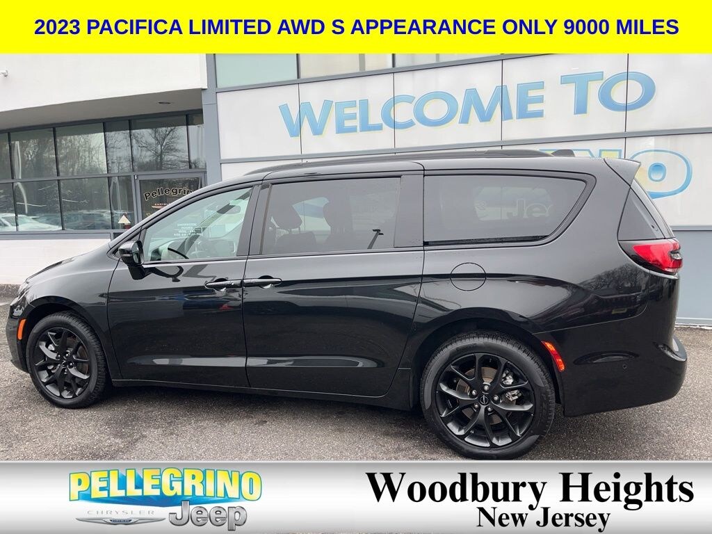 Used 2023 Chrysler Pacifica Limited Minivan/Van