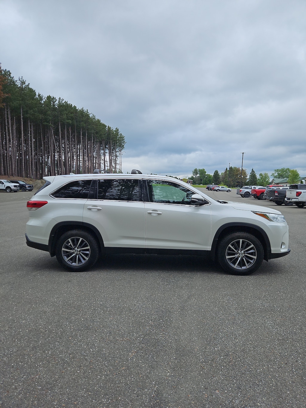 Used 2019 Toyota Highlander SE SUV
