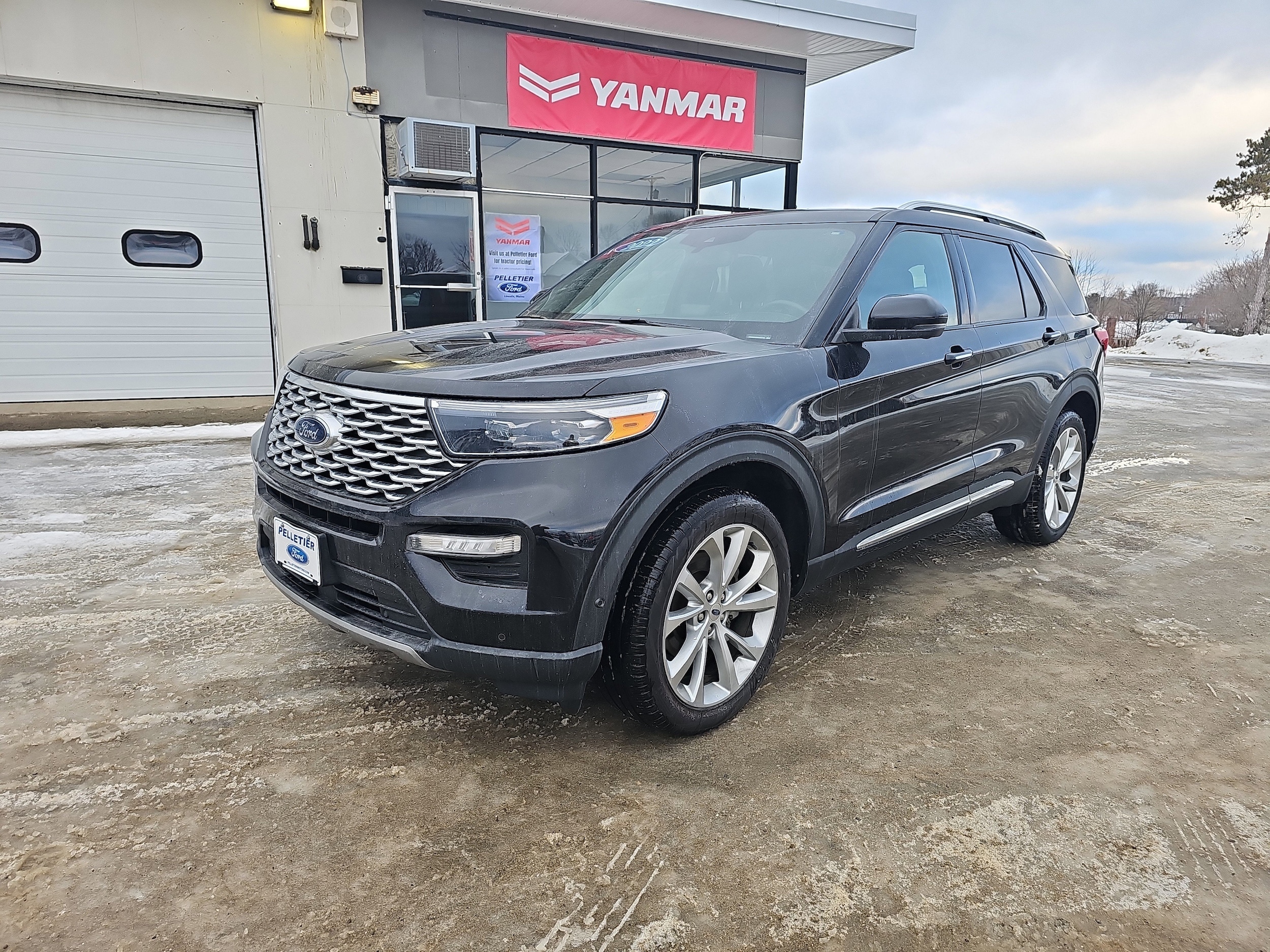 2022 Ford Explorer Platinum's photo