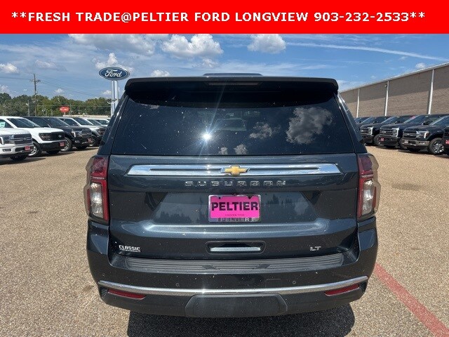2021 Chevrolet Suburban LT photo 4