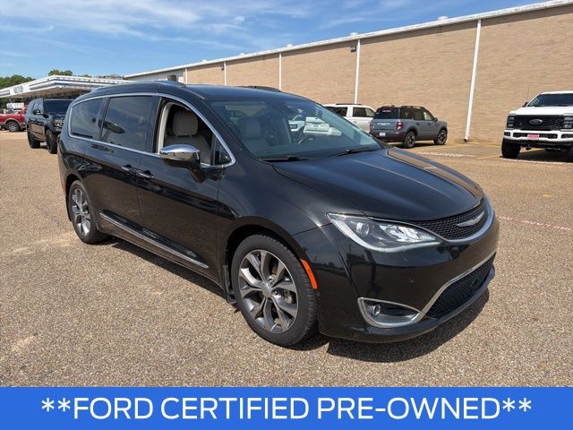 2017 Chrysler Pacifica Limited's photo