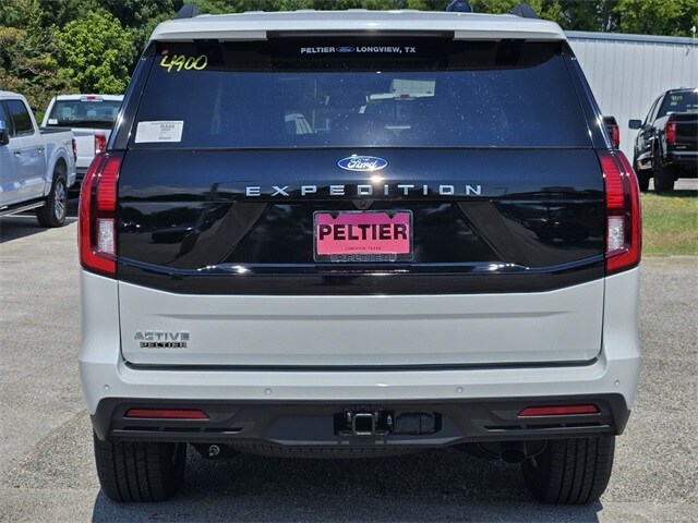 2025 Ford Expedition photo 2