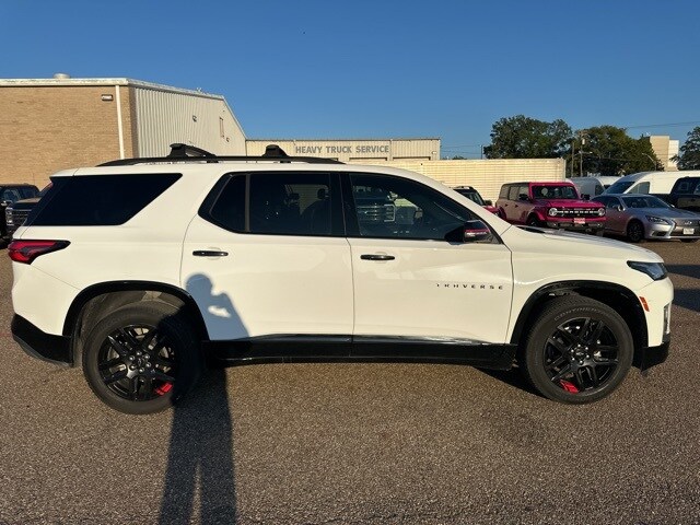 2023 Chevrolet Traverse Premier photo 2