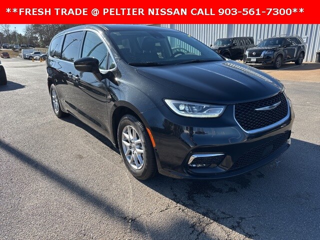 2023 Chrysler Pacifica Touring L photo 2