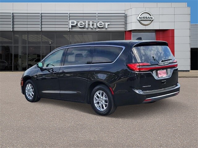 2023 Chrysler Pacifica Touring L photo 4