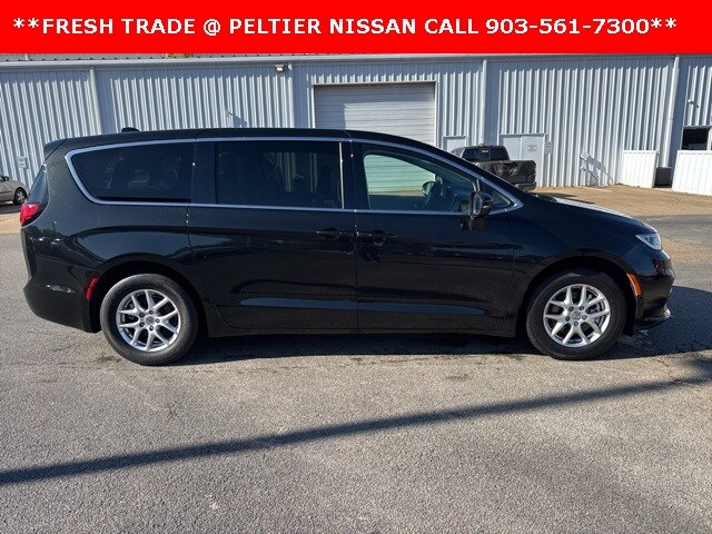 2023 Chrysler Pacifica Touring L photo 3