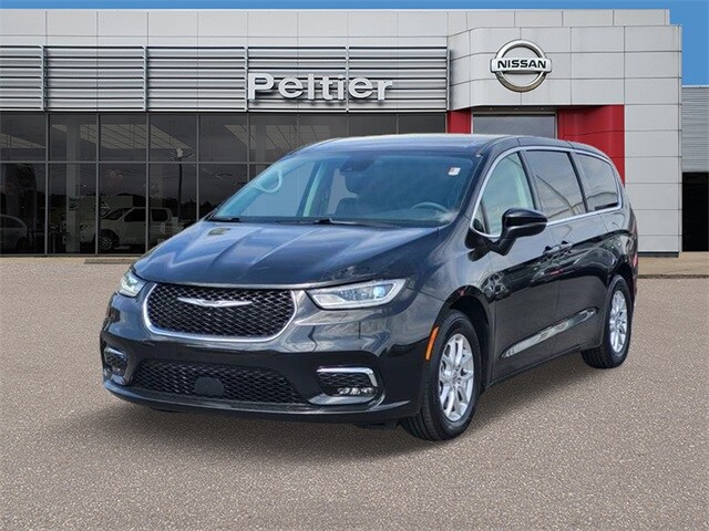 2023 Chrysler Pacifica Touring L photo 3