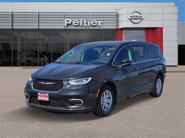 2023 Chrysler Pacifica Touring L photo 3