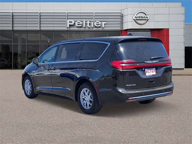 2023 Chrysler Pacifica Touring L photo 4