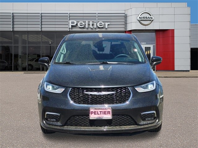 2023 Chrysler Pacifica Touring L photo 2