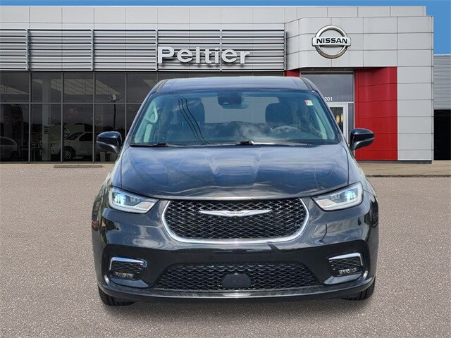 2023 Chrysler Pacifica Touring L photo 2