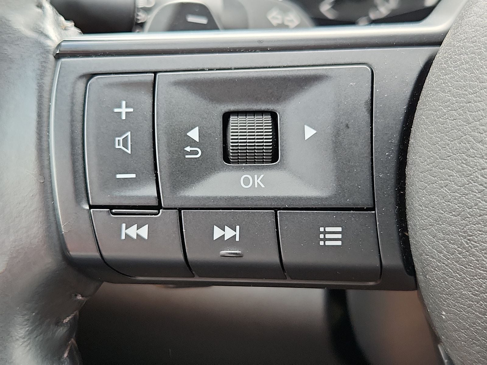 2025 Nissan Pathfinder SV - Photo 18
