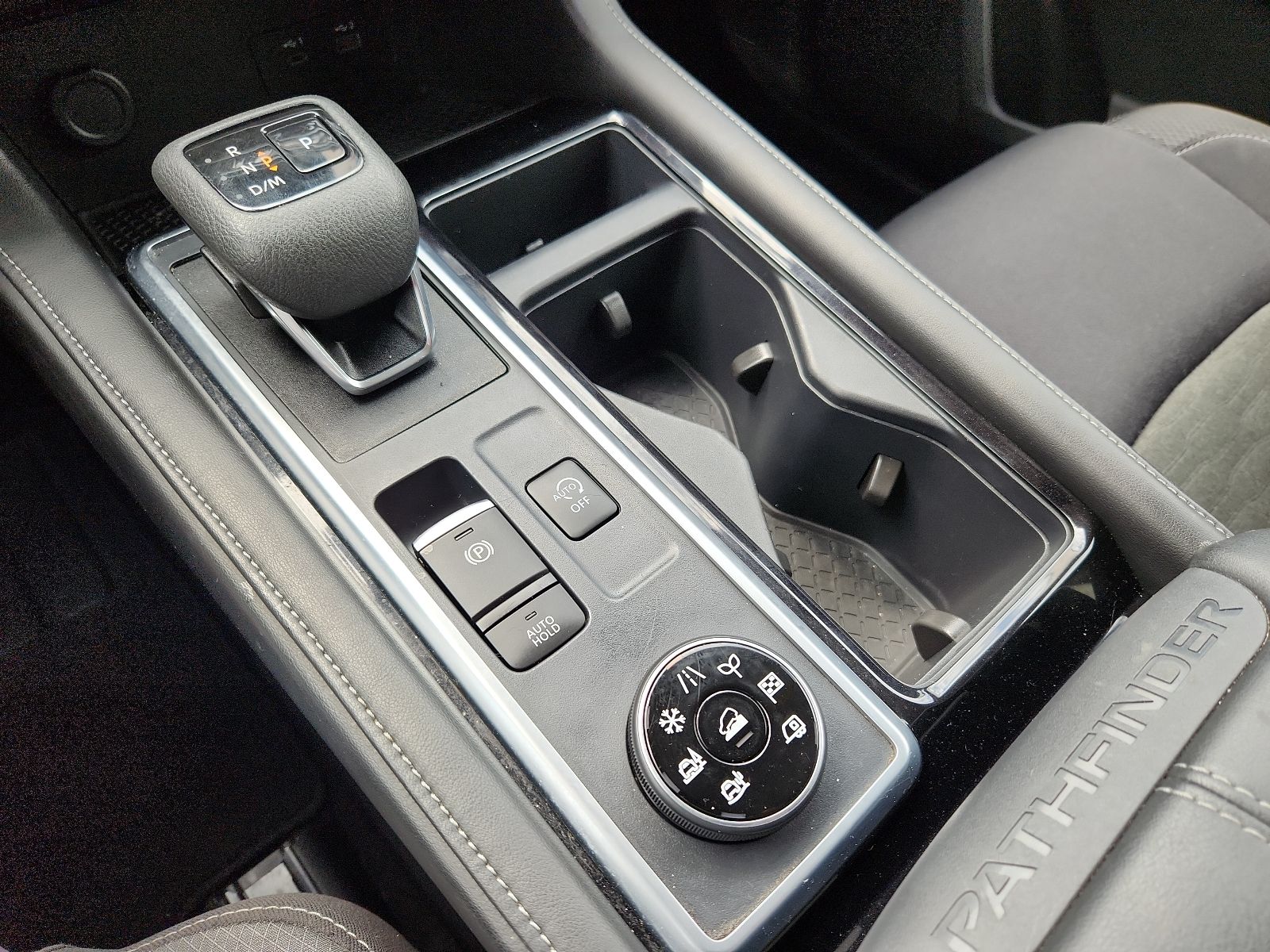 2025 Nissan Pathfinder SV - Photo 15