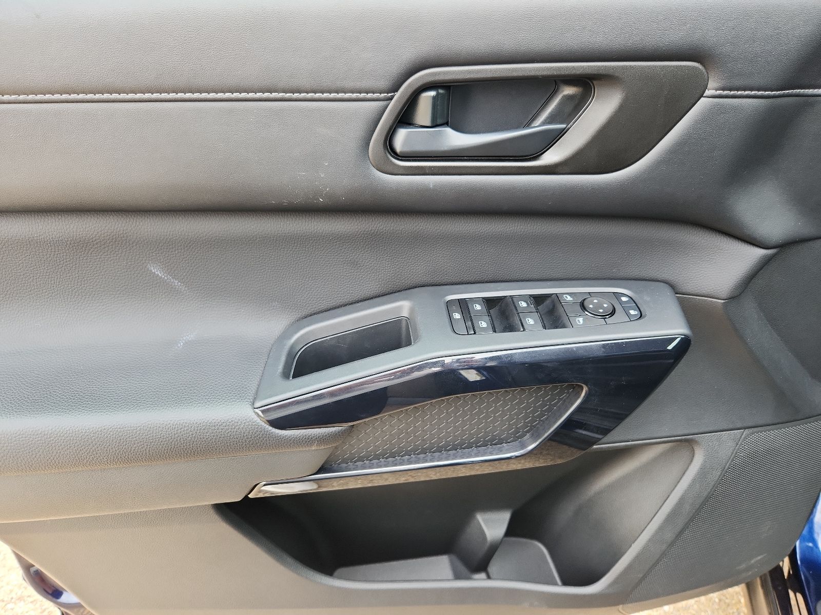 2025 Nissan Pathfinder SV - Photo 12